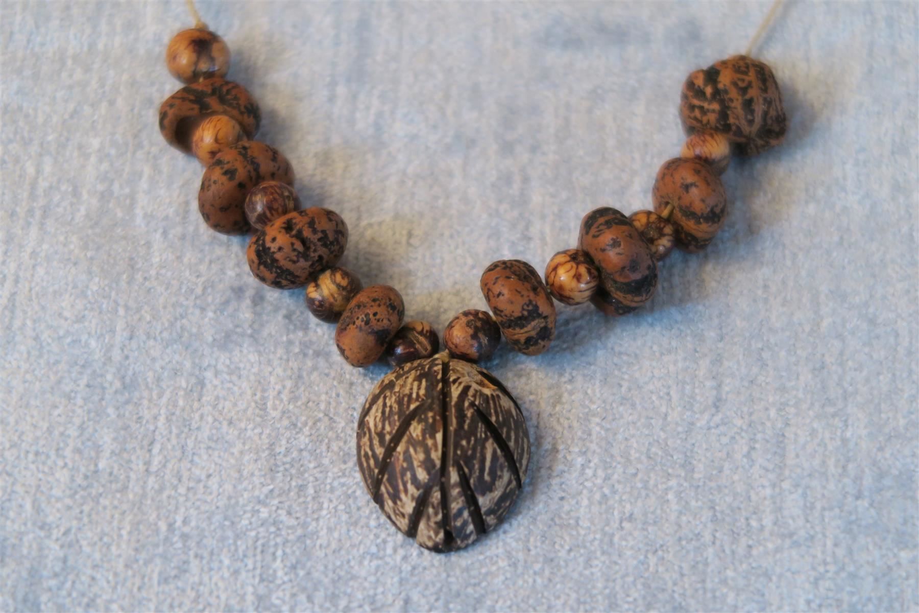 Catenine: Kette mit Samen/Nussperlen – Usato da Brittnau venduto da marlenestone 3