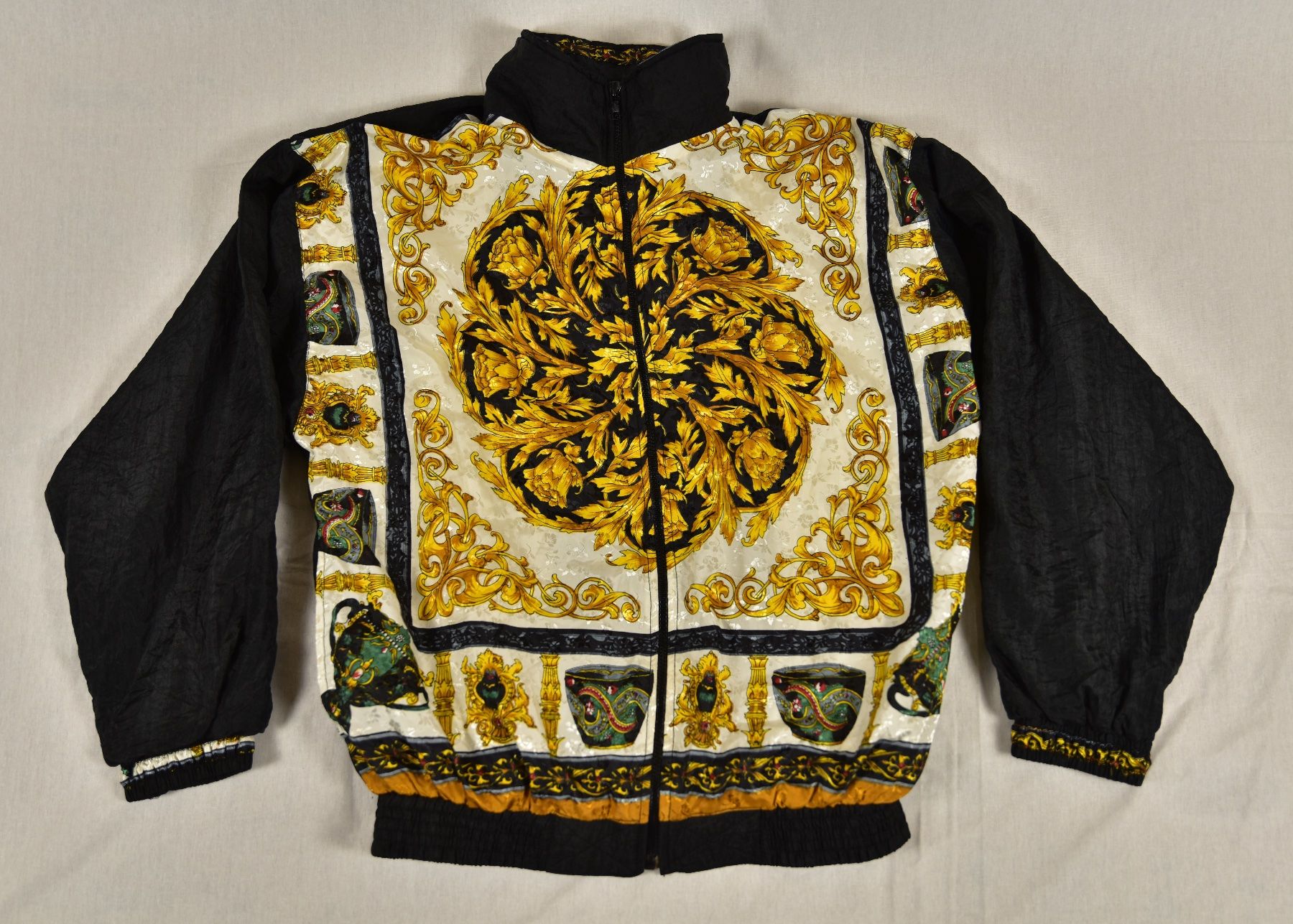 Giacche: Vintage Windbreaker – Usato da Luzern venduto da eli_b9zg
