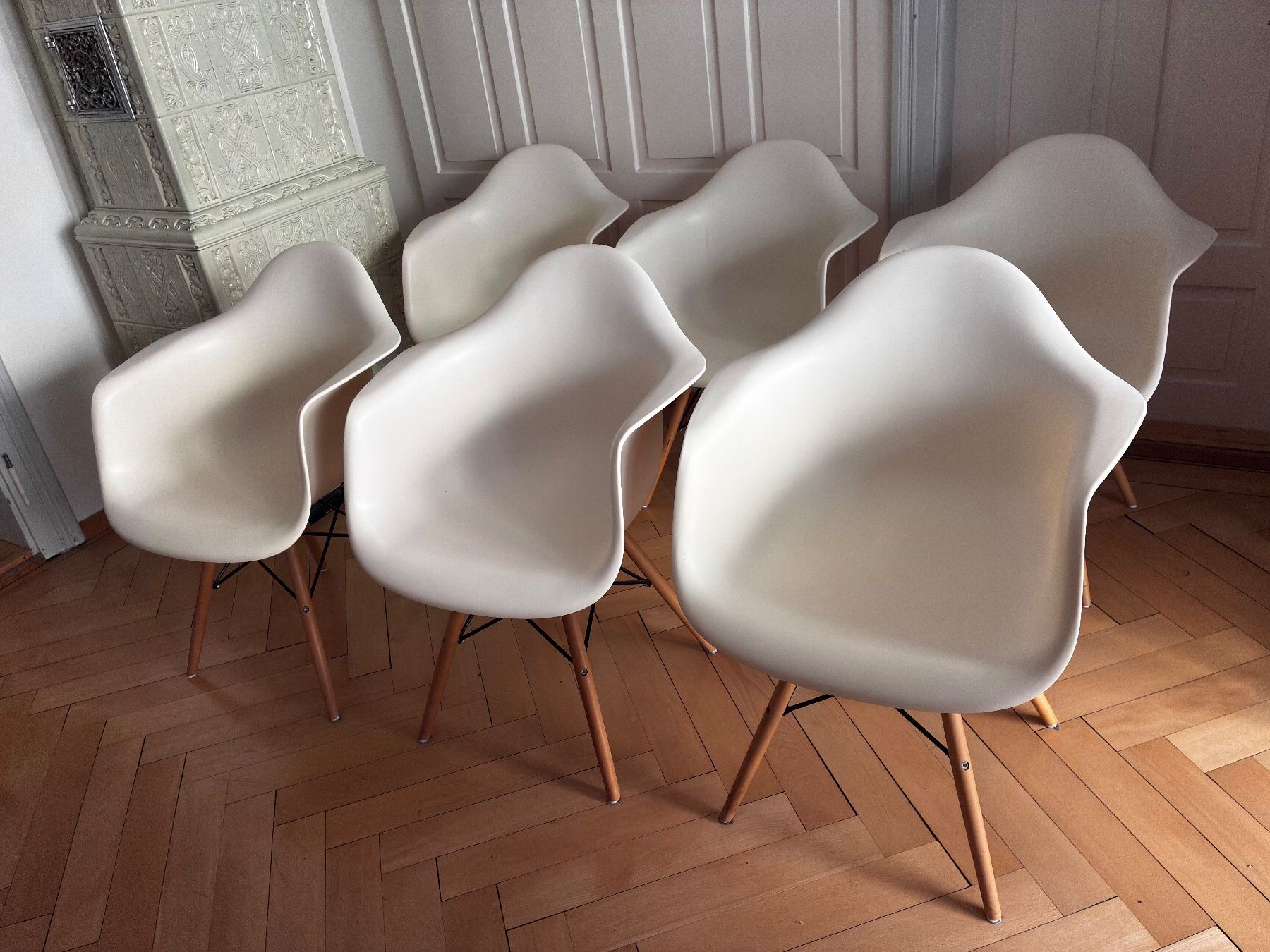 Vitra Stühle: 6x Eames Armchairs (REPLICA), Kunststoff crème – Gebraucht aus St. Gallen von severingmuender 1