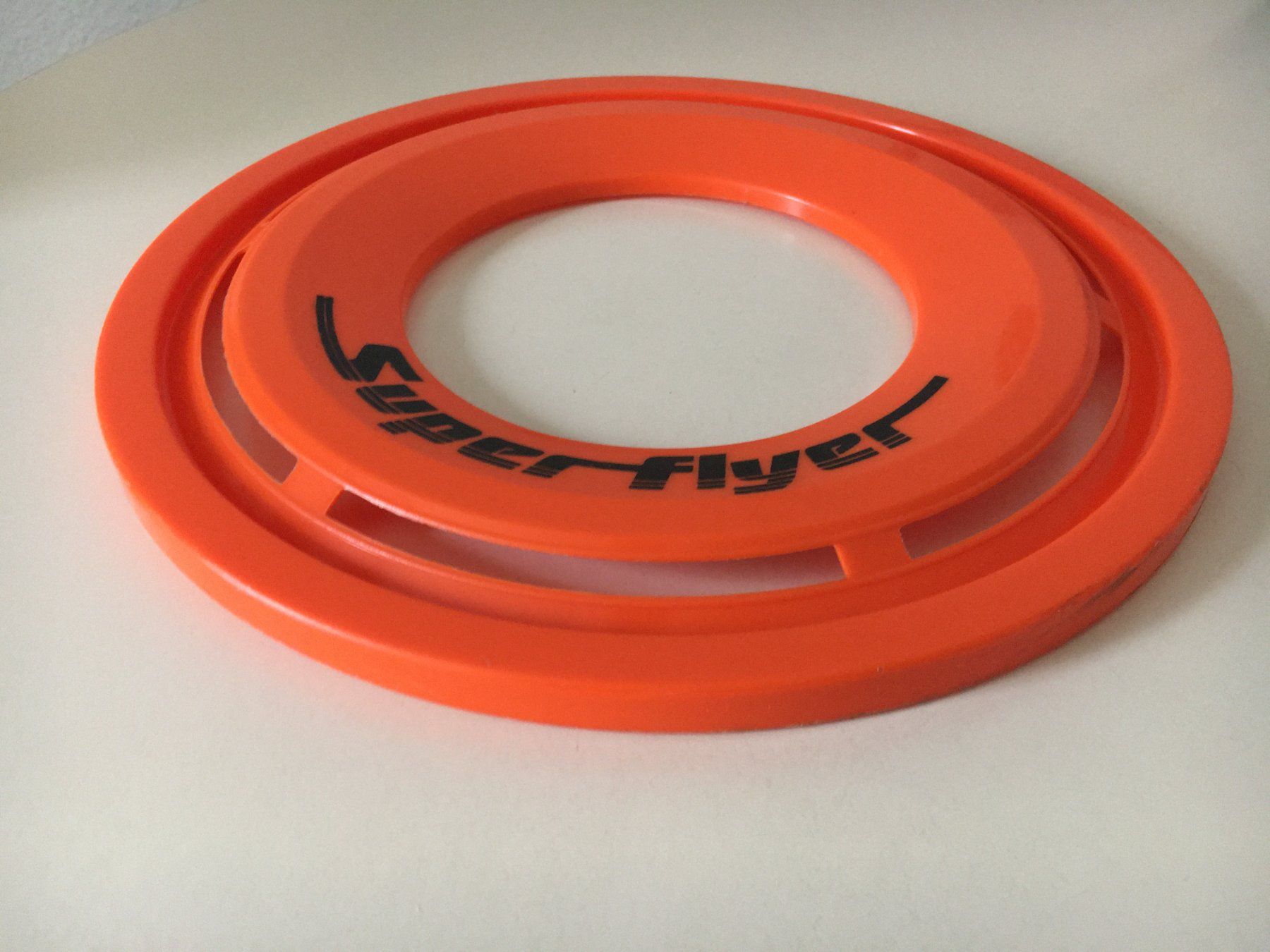 Giocattoli: grosser oranger Frisbi Super Flyer – Usato da Zürich venduto da Tivoli2 1