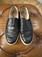 Chaussures UGG en cuir noir, taille 35 - Look élégant!