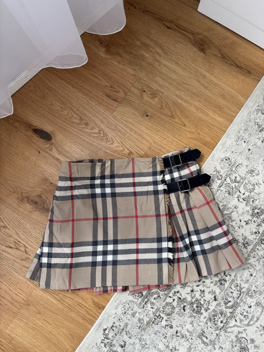 Burberry Gonne: Wool Mini Skirt Burberry UK12 – Nuovo (secondo la descrizione) da Horgen venduto da lme_8kj7
