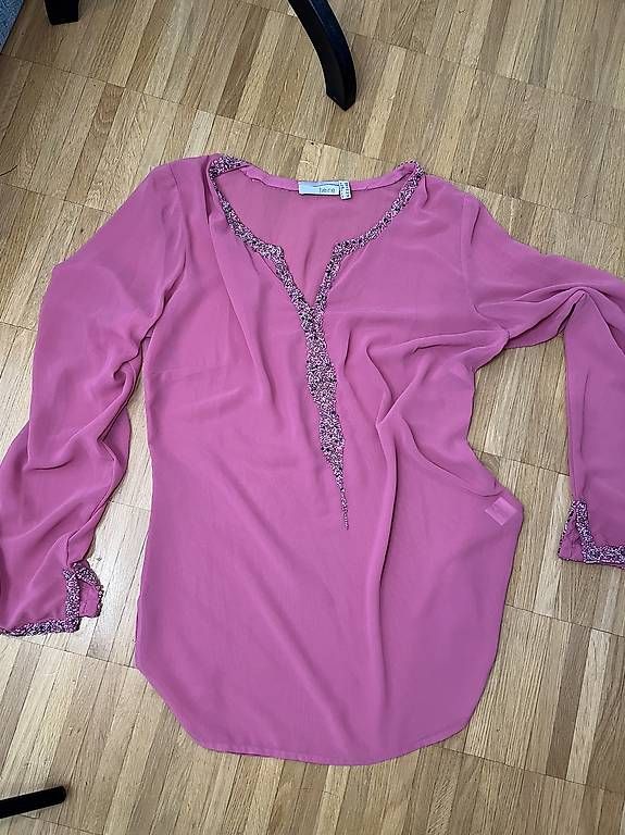 Camicette: Rosa Damenbluse mit hochwertigen Perlen  – Usato da Urdorf venduto da Marybyii