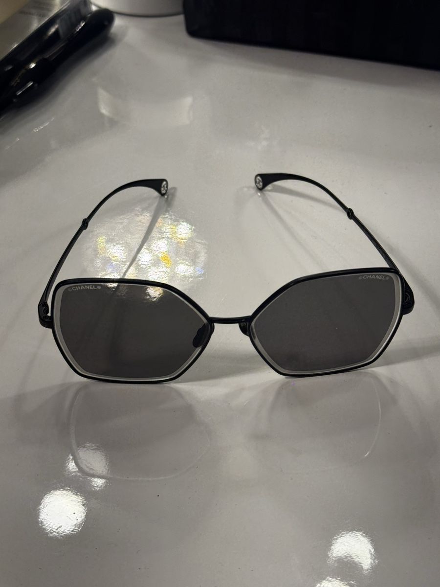 Chanel Occhiali & Lenti: Chanel Sonnenbrille, neuwertig – Nuovo (secondo la descrizione) da Jona venduto da ani_wq5d