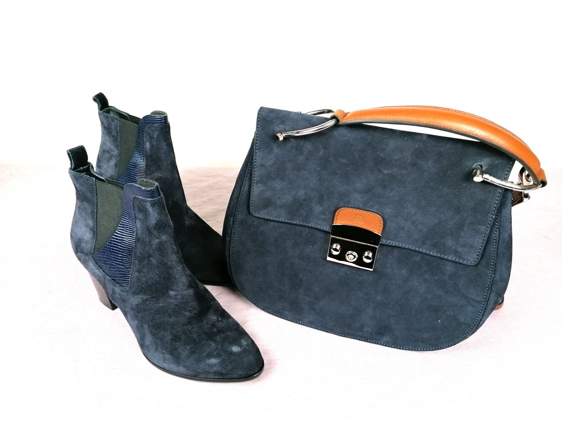 Lotti di vestiti: Set Navy Boot Damenschuhe und Handtasche – Usato da Köniz venduto da Brockenreich