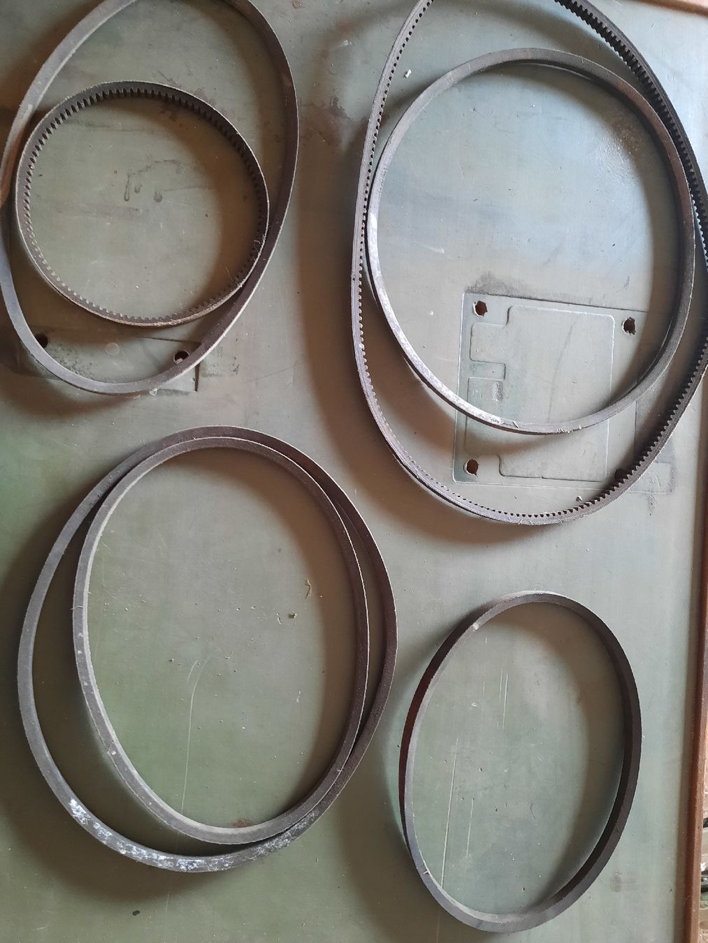 Altro per industria metallurgica: Lot de diverses courroies – Usato da Valeyres-sous-Rances venduto da Cor_vintage_7