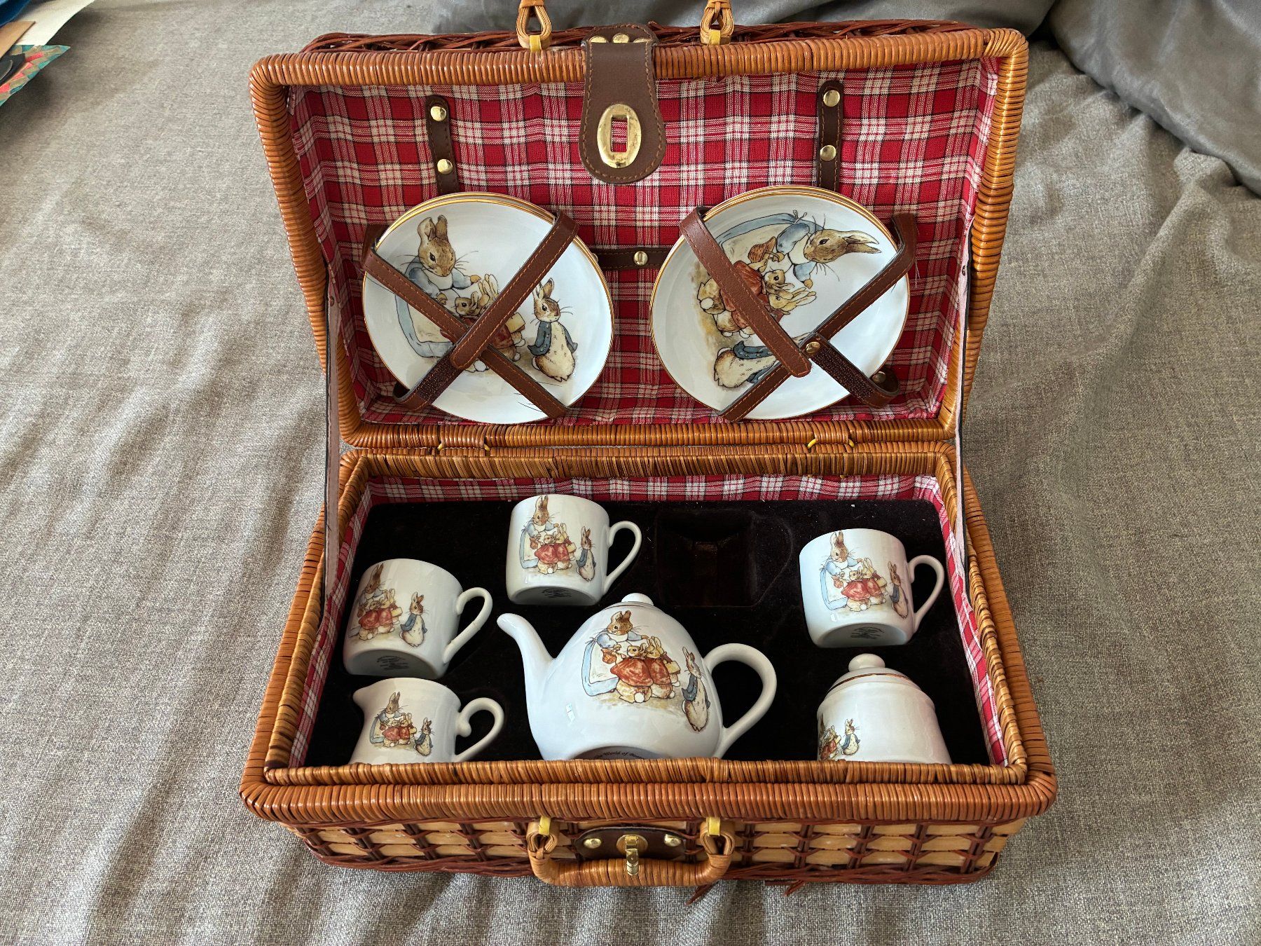Set di piatti: Süsses Peter Hase Picknick-Set im Korb – Usato da Männedorf venduto da Schnaeppchen05