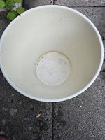 Weisser Übertopf gratis abzugeben