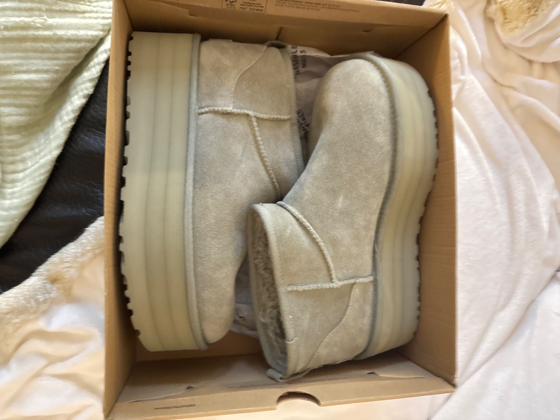 Ugg Chaussures femmes: UGG Ultra Mini Platform Boots Olive Like New – D'occasion à Birsfelden par Maranata3 3
