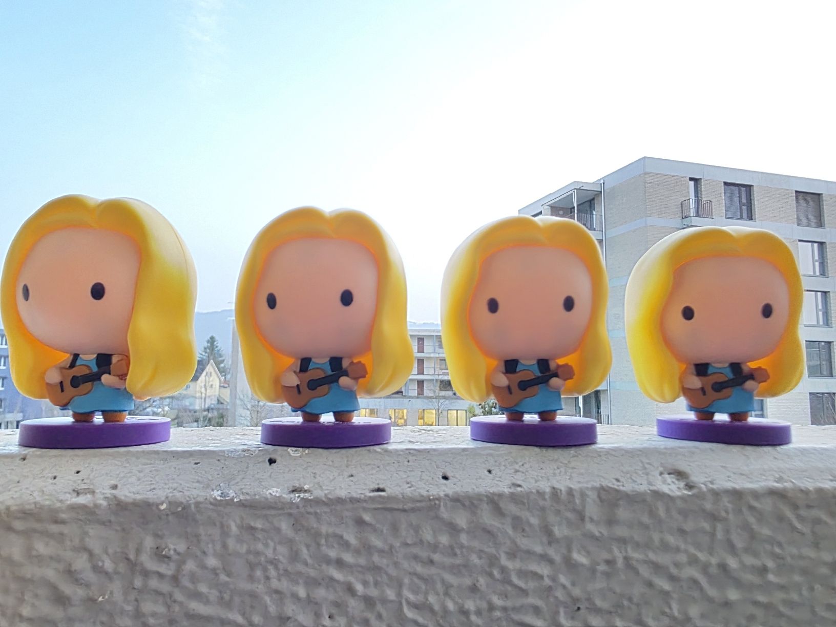 Statuette: Friends Phoebe Buffay mini figures – Nuovo (secondo la descrizione) da Jona venduto da Perfum_lover 1