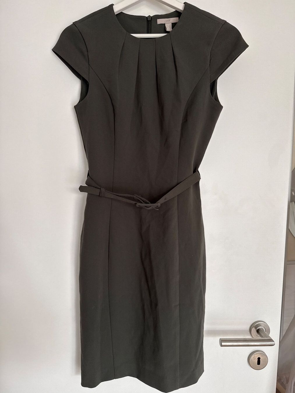 H&M Kleider: Etuikleid mit Gürtel von H&M Gr.34 – Gebraucht aus Schönenwerd von d.chiara