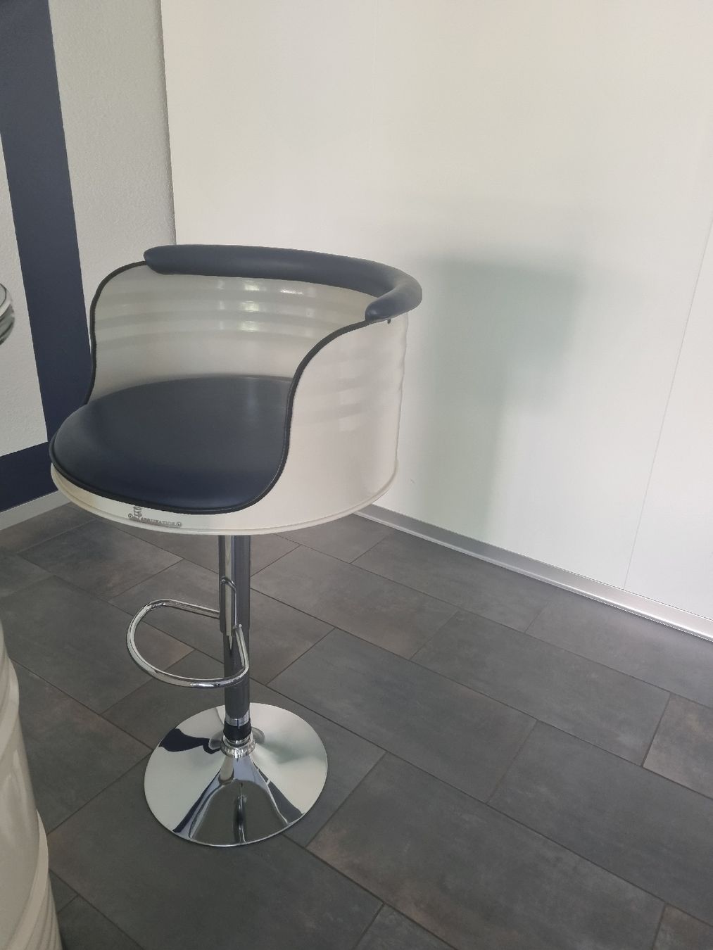 Tische: Stehtisch mit zwei Barstühle (ecru) – Gebraucht aus Abtwil SG von danikari 5
