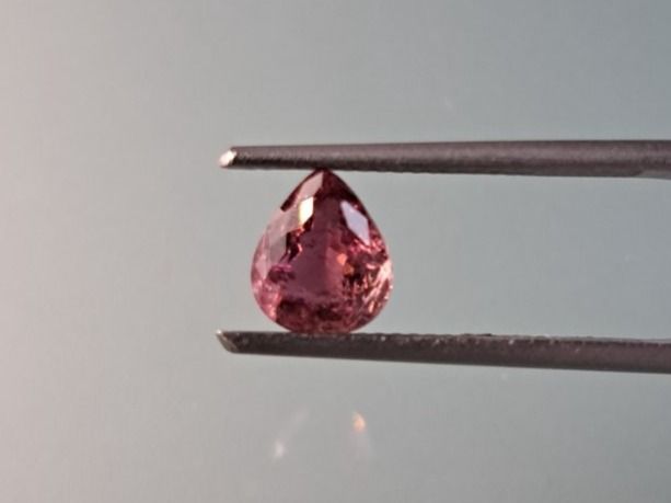 Pietre preziose: Tourmaline Rubellite Goutte 1.56ct – Usato da Le Locle venduto da Lapidary.Duc 1