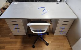 Bürotisch mit Stuhl