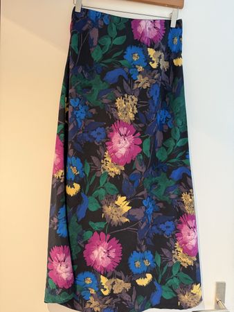 Rock VILA Blumenmuster Schwarz EU 38 neuwertig