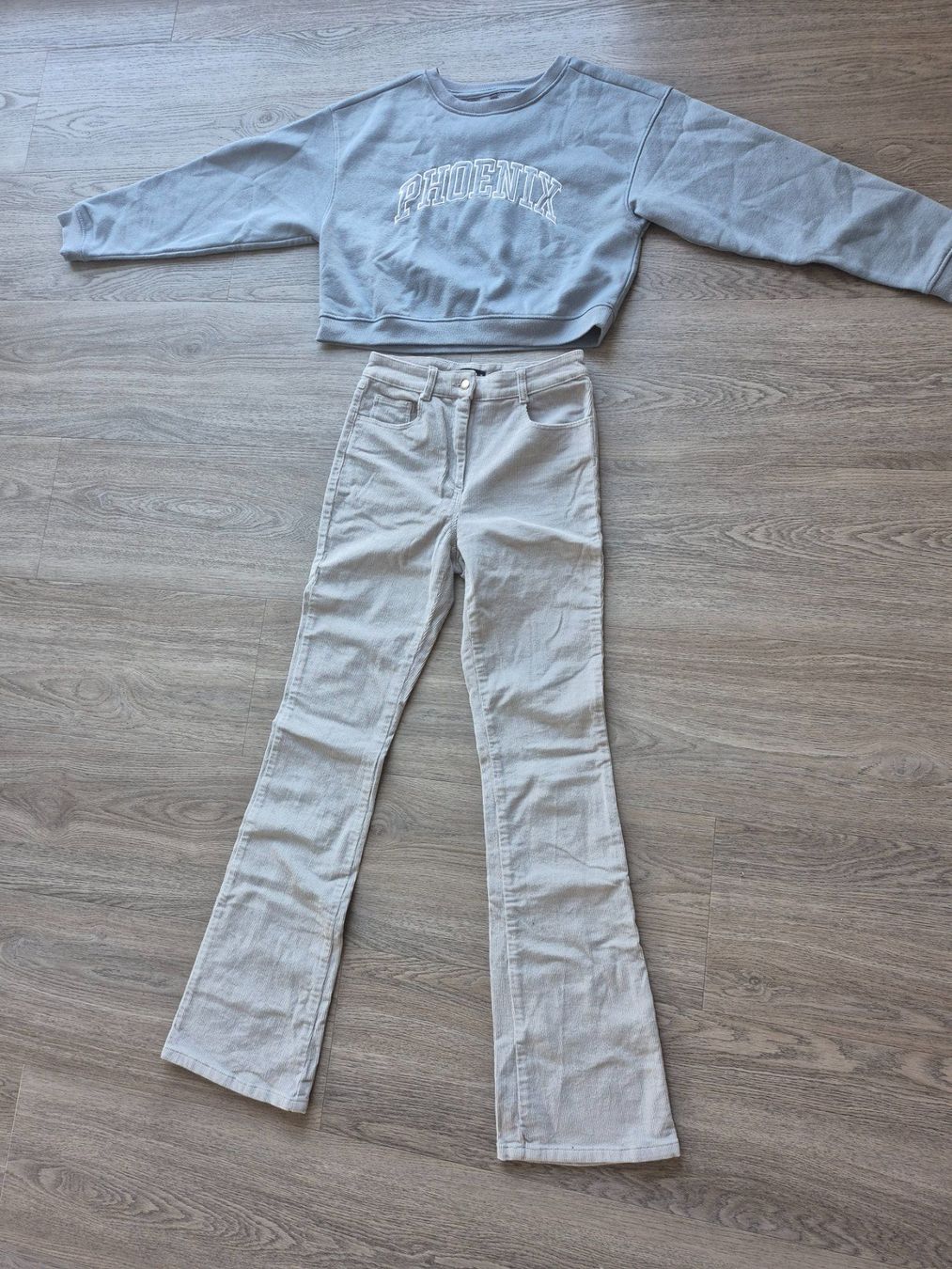Lotti di vestiti: Cordhose hellgrau von Tally Weijl Gr. 36 + Pullover S – Usato da Eglisau venduto da nicij79