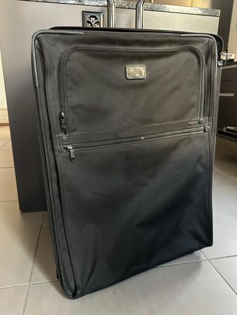 TUMI Rollkoffer mit Rollen (schwarz)