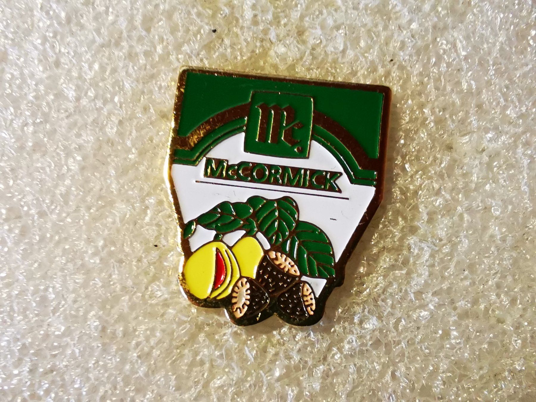 Plaketten & Abzeichen: Ansteckpin 74: McCormick – Gebraucht aus Oppligen von Pin-Fall-Shop