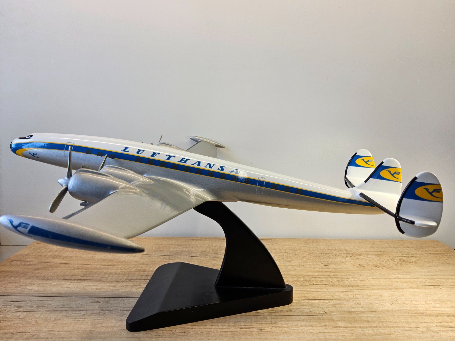 Lockheed Kit di modellismo & Modellini statici: Lufthansa __ Lockheed L-1049 Super Constellation _ 1:48 52cm – Usato da Uerikon venduto da Airport68 1