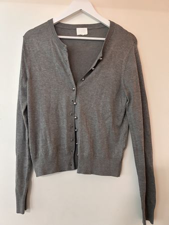 Graue Cardigan mit silbernen Knöpfen, Grösse S