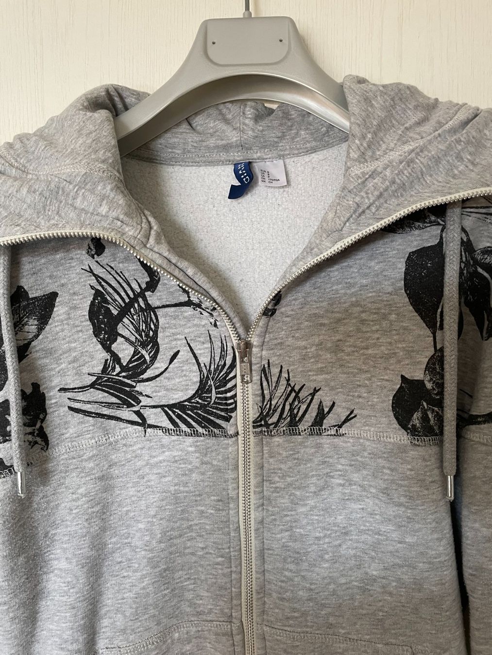 Giacche: Sweatjacke grau mit Print – Usato da Contra venduto da Oly_93 1