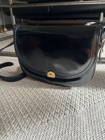 Sac vintage en cuir verni noir - Élégance intemporelle!