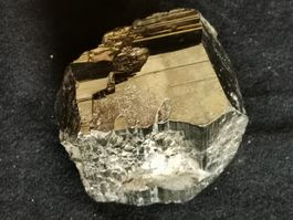 Mineralien: Pyrit-Würfel (gr.)/hälftig gespalten/speziell!