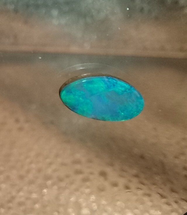 Pietre preziose: Australischer Opal Dublette 0.35 ct Oval Cabochon – Nuovo e nell'imballaggio originale da Altstätten SG venduto da MainStones