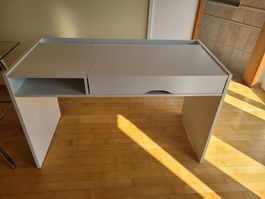 Praktischer, weisser Schreibtisch / Beautytisch mit Stauraum