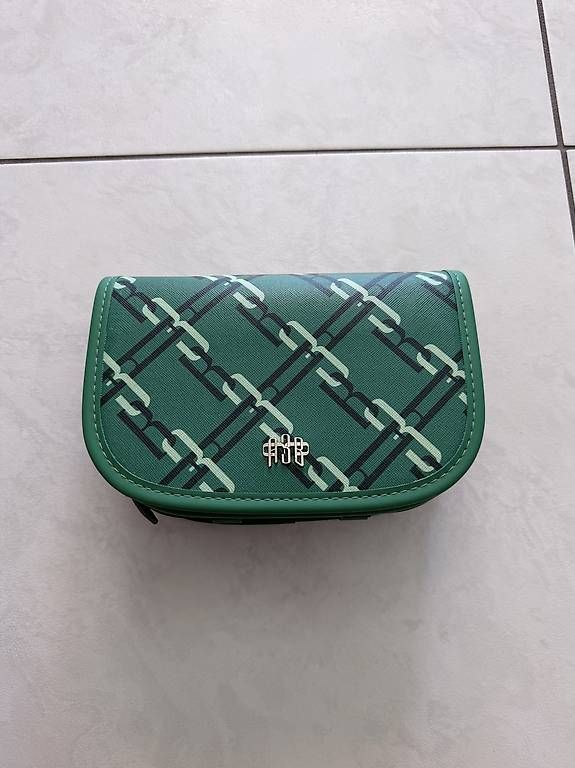 Taschen für Damen: A3B Shoulderbag Grün – Gebraucht aus Urtenen-Schönbühl von nino.cio