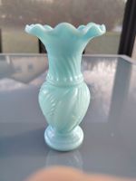 Vase opalin bleu vintage décor feuillage état neuf Portieux