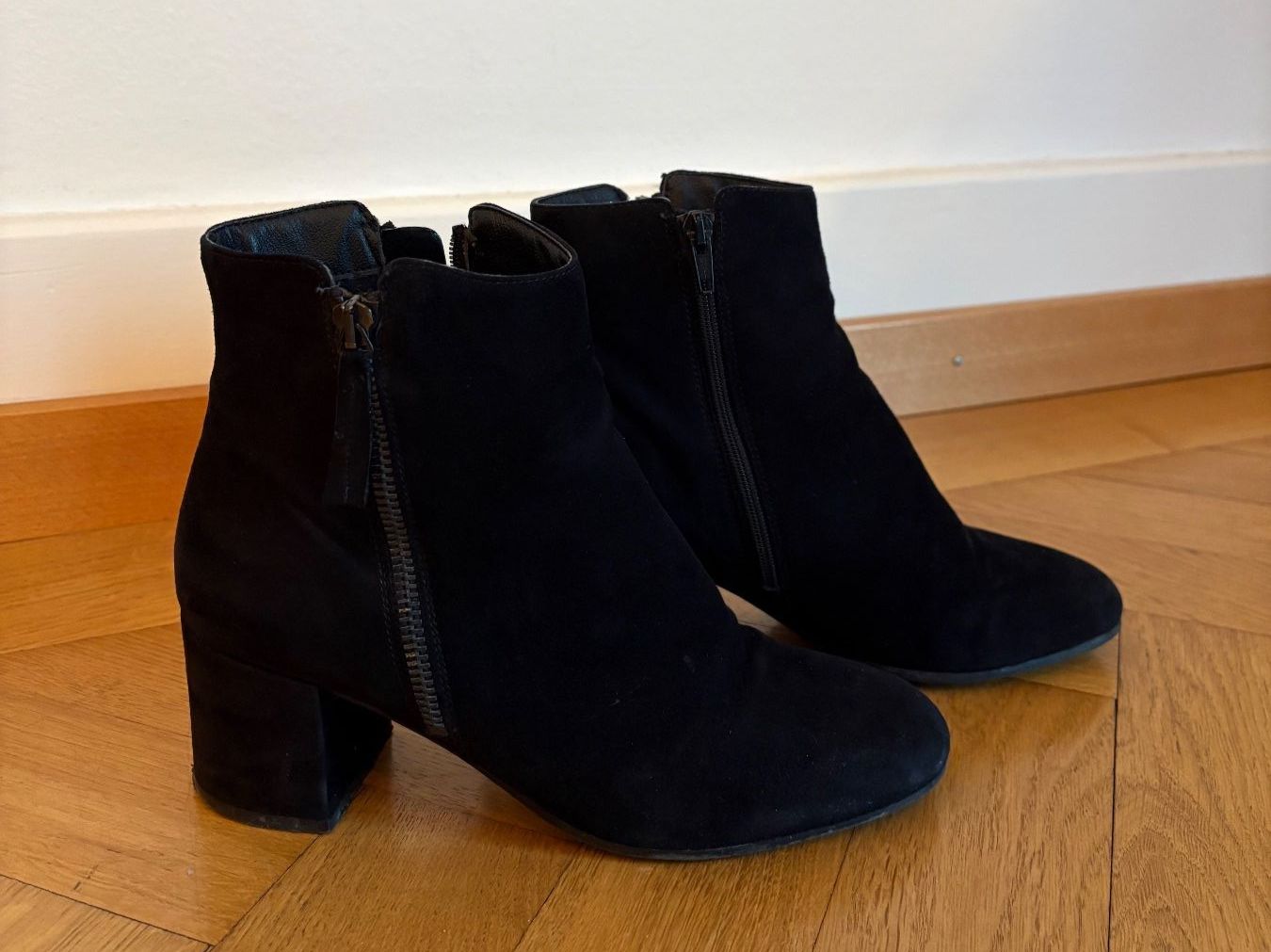 Scarpe da donna: Black Suede-Effect Ankle Boots – Size 38 – Usato da Zürich venduto da KeyboardStep 1