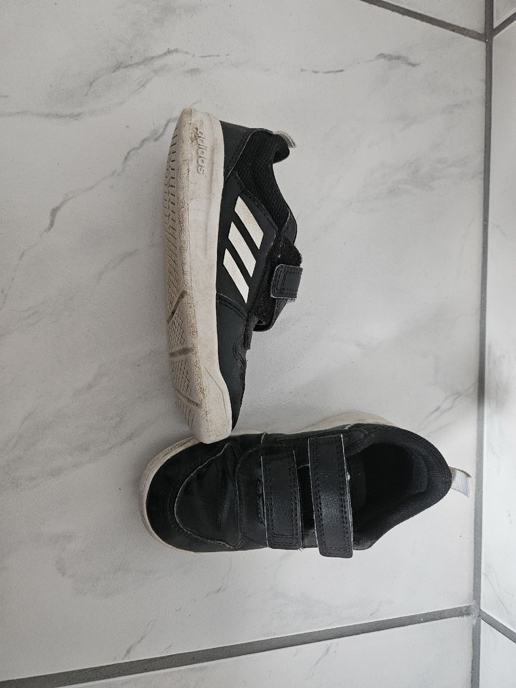 Adidas Scarpe per ragazzi: Schwarze Adidas Lederschuhe Gr 26 – Usato da Arni AG venduto da Chaeschpe_04