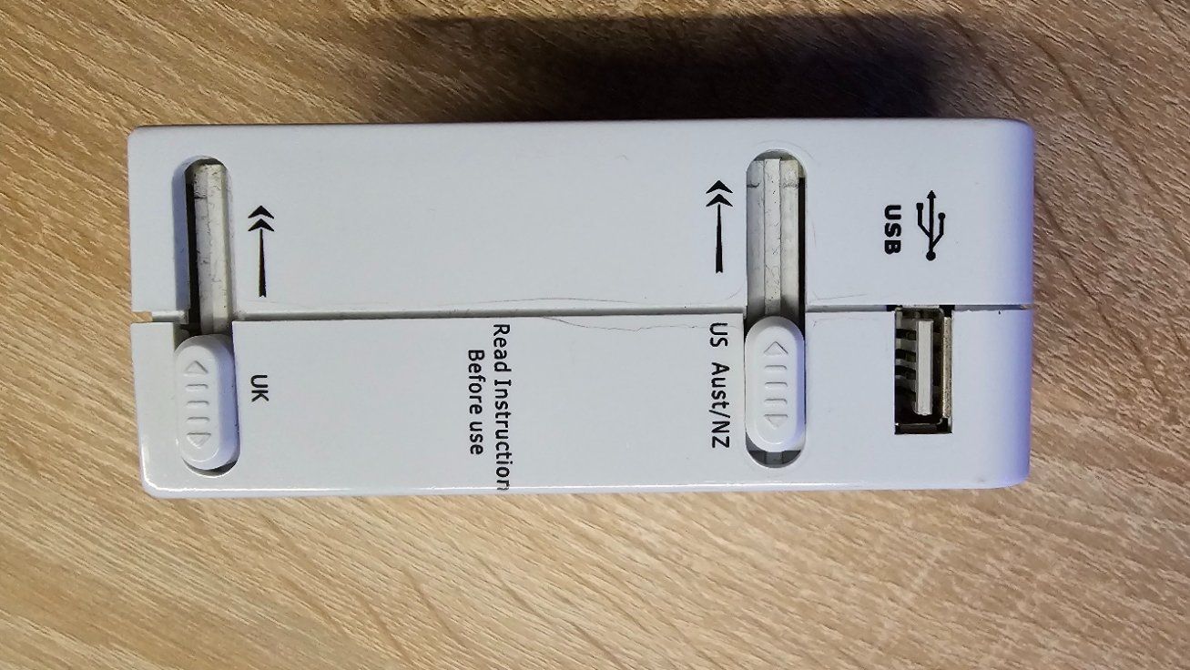 Unità & Adattatore: Reiseadapter Worldwide mit USB Anschluss – Usato da Adlikon b.Regensdf venduto da Cappo 1