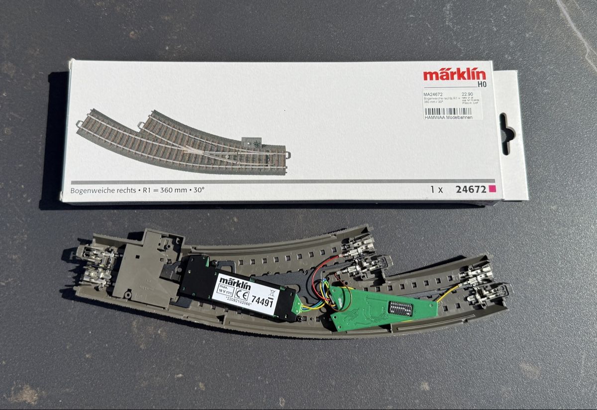 Märklin Modellini di ferrovie: MÄRKLIN Bogenweiche R1 inkl. Weichenantrieb und Dekoder – Usato da Seltisberg venduto da doosie_ch 1