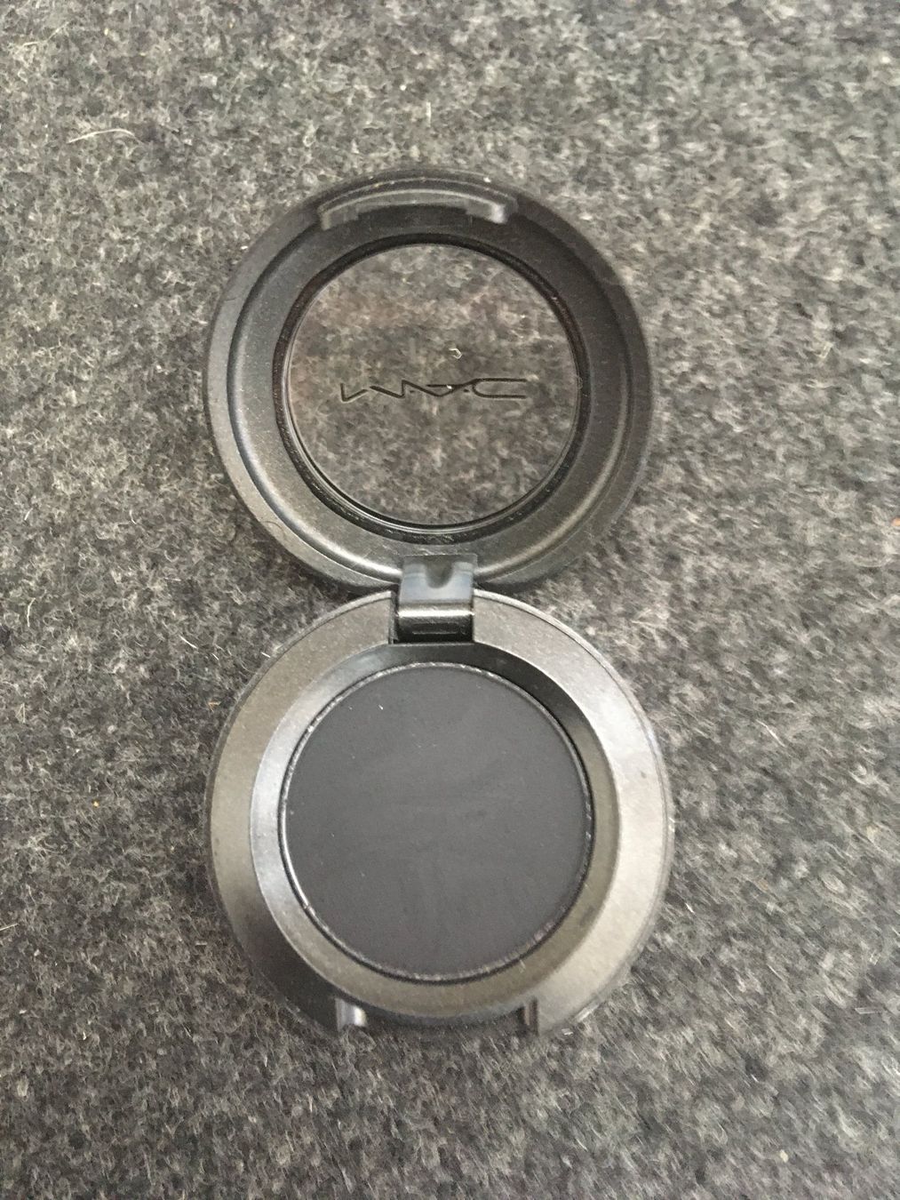 Make-up: MAC eye shadow 'carbon matte' – Gebraucht aus Bern von Leer.gut