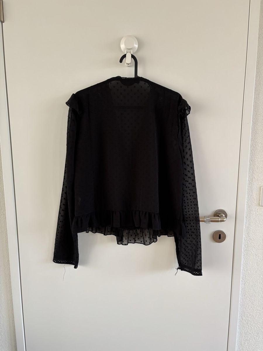 Blusen: Elegante schwarze Bluse mit Rüschen – Gebraucht aus Glattpark(Opfikon) von rue_9c5p 1