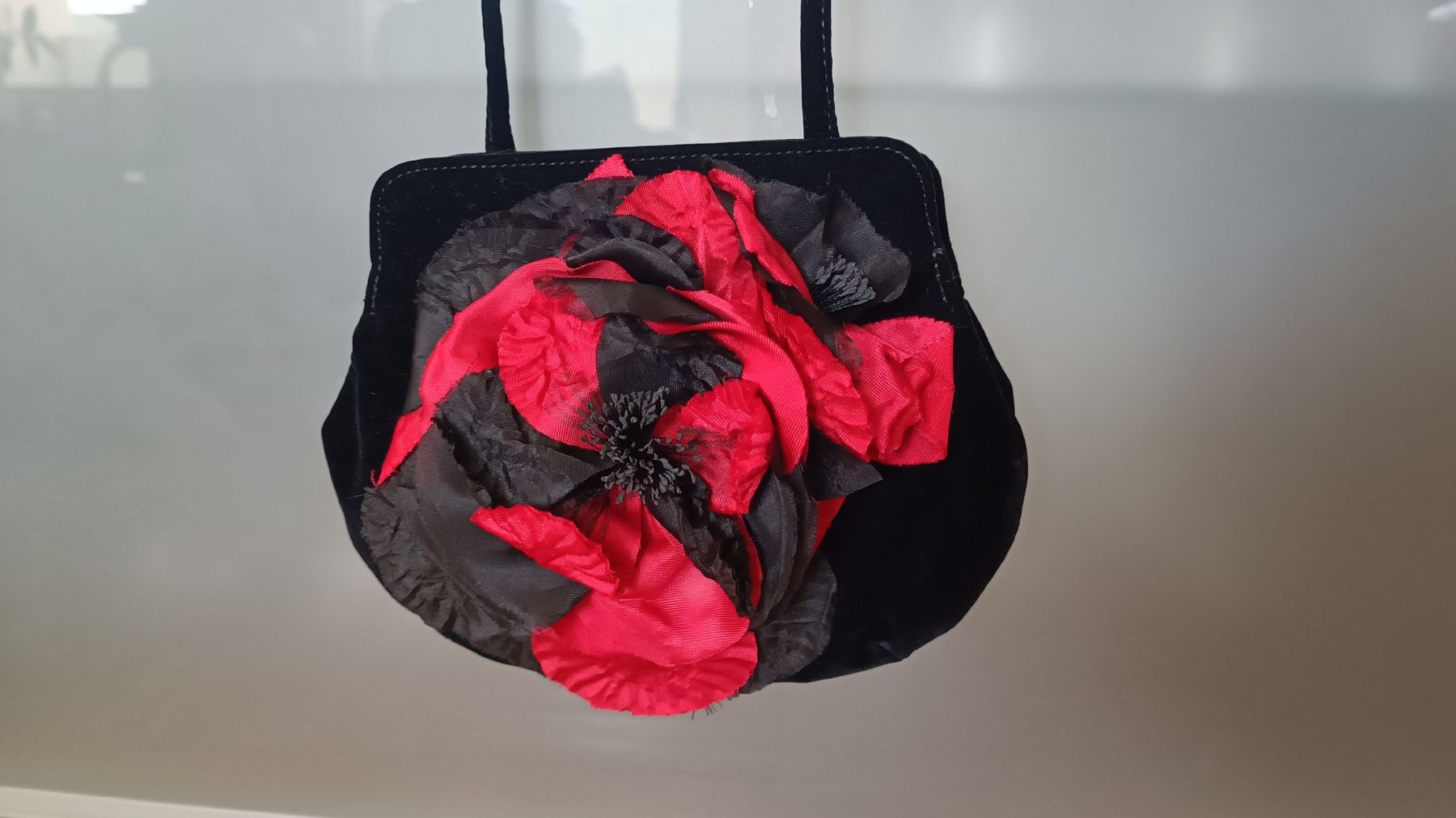 Braccialini Borse da donna: Braccialini Handtasche Samt, schwarz-rot Blüte – Usato da Baden venduto da zuppel 1