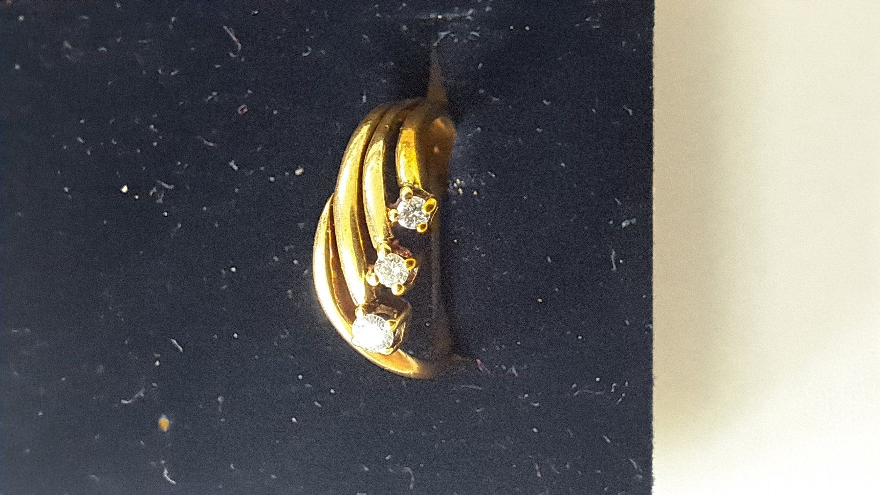 Anelli: Alter Goldring mit Diamanten – Usato da Pfäffikon ZH venduto da Valsangiaccomo