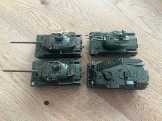 Kit di modellismo & Modellini statici: 4 Modellpanzer Solido AMX -30 Kampf / Berge + Flak selten – Usato da Wohlenschwil venduto da Tirpiz 1