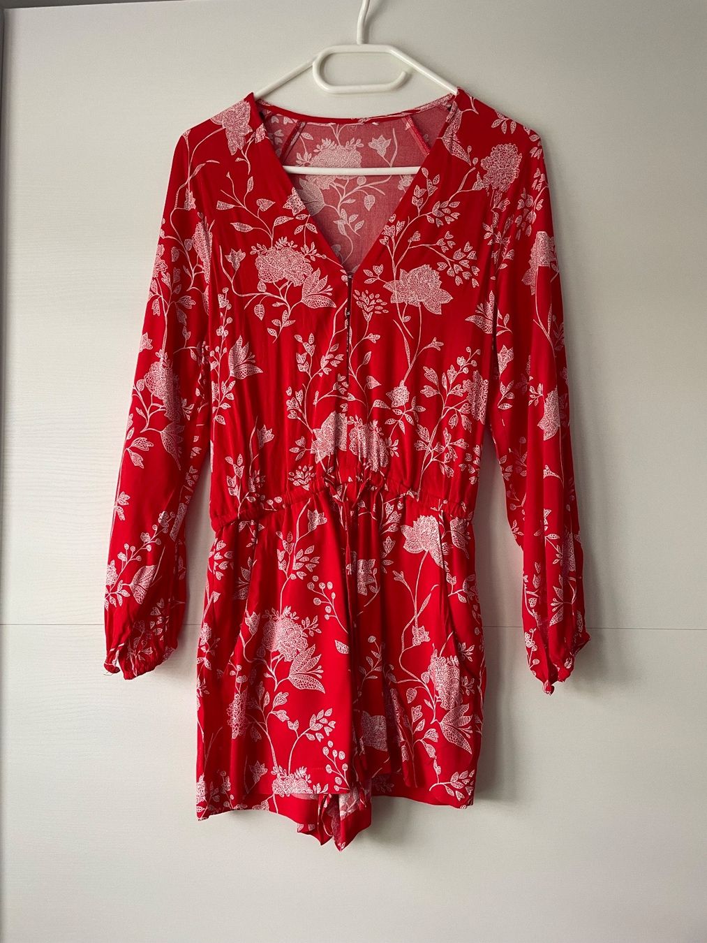 H&M Jumpsuits: Roter Sommer Jumpsuit mit Blumenmuster Gr. 36 – D'occasion à Auw par daniela_92