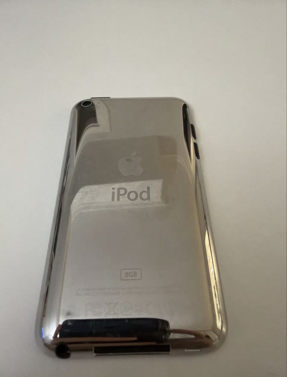 Apple Lecteur media portable: iPod touch 4. Generation 8GB schwarz mit Kabel  – D'occasion à Lausanne par phi_7pnb 3
