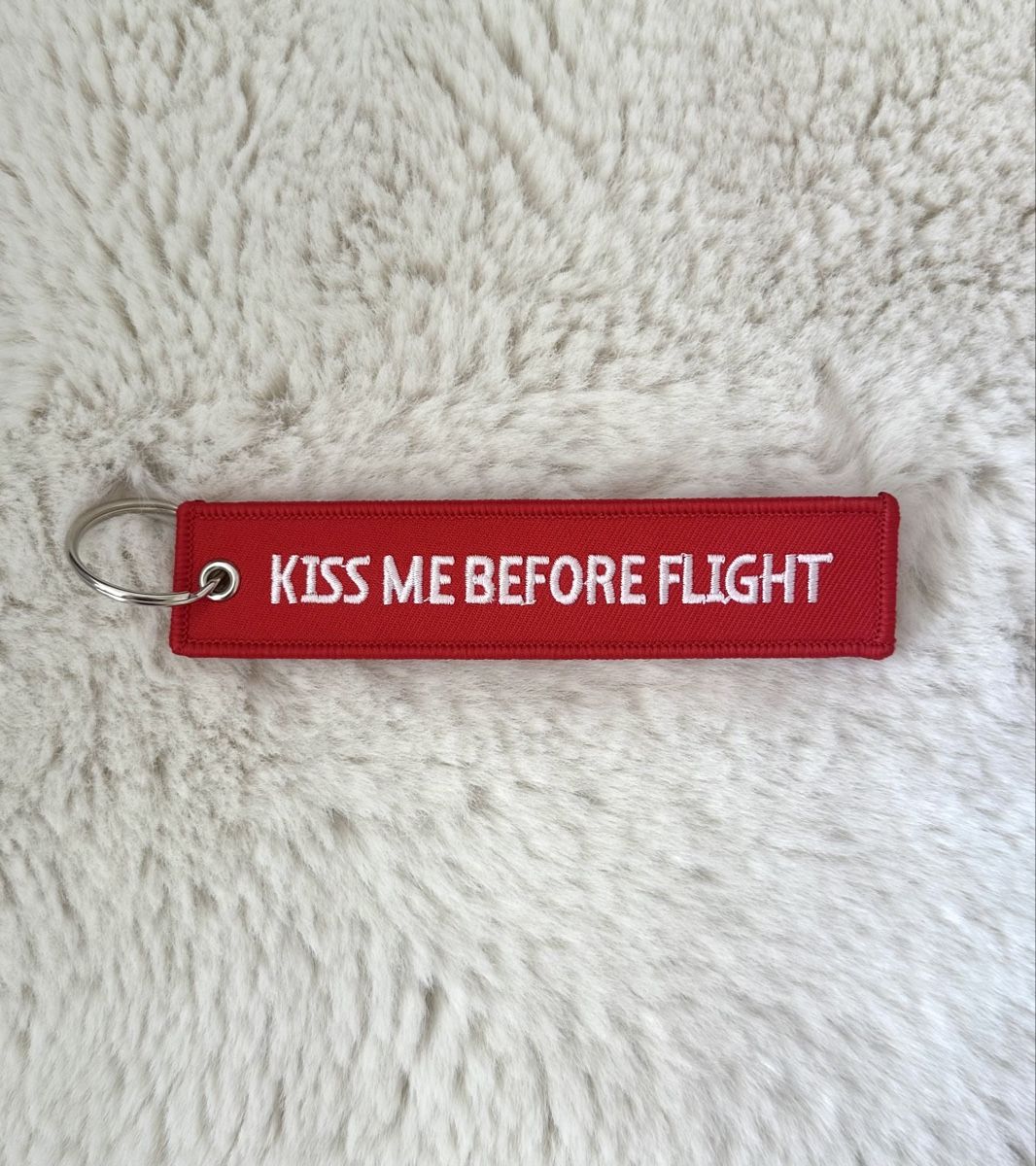 Portachiavi: Kiss me before flight keychain tag – Nuovo e nell'imballaggio originale da Couvet venduto da Aura_aura