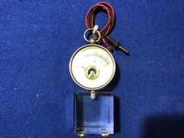 appareil de mesure très ancien très beau sur socle expo