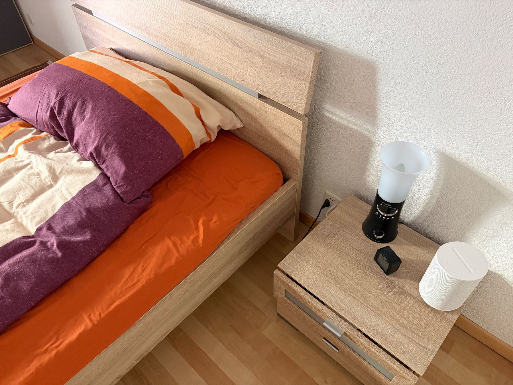 Betten: Holzbettgestell mit Nachttisch - Eiche – Gebraucht aus Zürich von Tazzzi_1 1