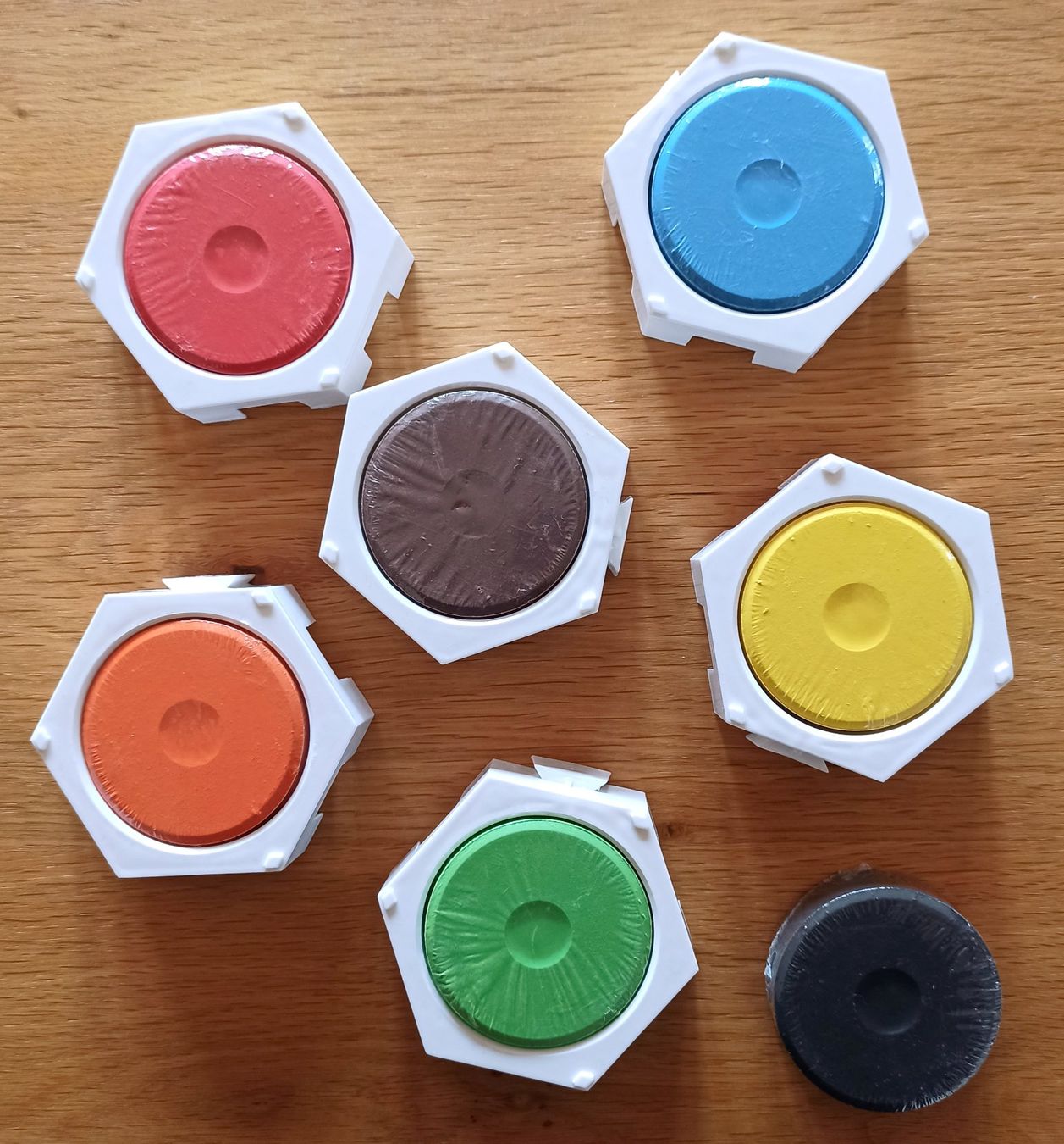 Farben: 7 Wasserfarben Pucks 55mm mit passenden 6 Einzelbehältern – Neu (gemäss Beschreibung) aus Rothenburg von Kaulquappe55 1