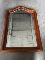 brauner, geschwungener Wandspiegel aus Holz im Vintage-Stil