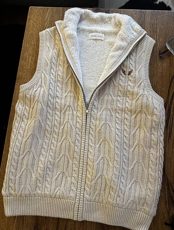 Gilets: Weste im Zopfmuster – Neuf avec emballage d'origine à Luzern par LilRaccoon 3