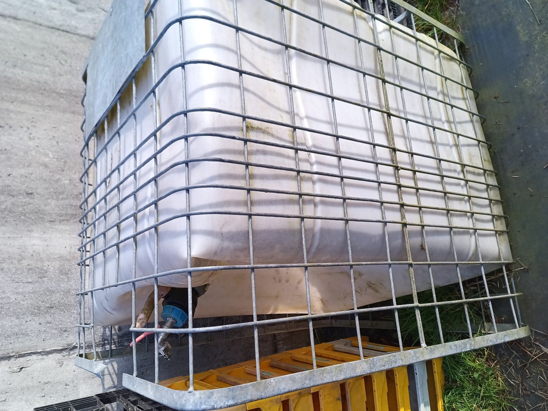 Abbeveratoi e trogoli: Wassertank 1000l – Usato da Zug venduto da SirGoldFish