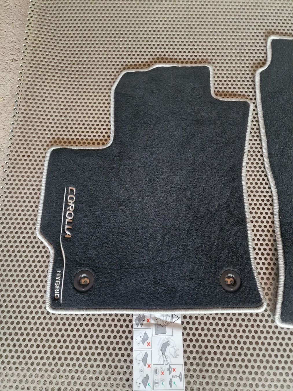 Toyota Teppiche / Matten: Tapis Toyota Corolla Hybrid – Neu und originalverpackt aus Carrouge VD von Bogdan95 1